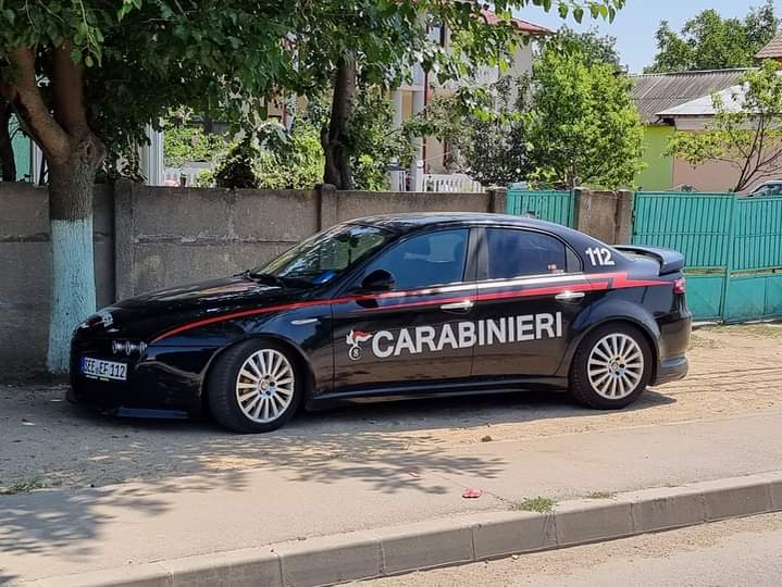 Un bărbat s-a ales cu dosar penal după ce a circulat în județul Olt cu o mașină inscripționată „Carabinieri” și „112”