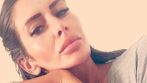 Am aflat totul despre sexoasa care l-a cucerit pe Winnetou. A părăsit-o pe Bîrlădeanu pentru o ”membră sub acoperire” a celebrei Brigăzi Secţia 19! Cosmina Găvan a lucrat ca secretară şi...