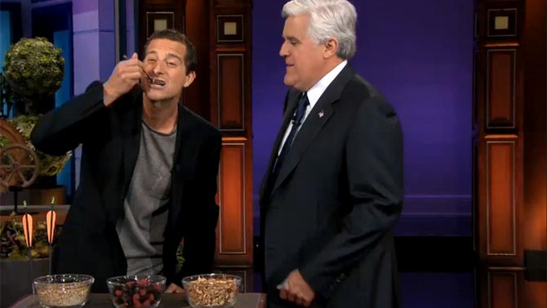 Bear Grylls asa cum nu l-ai mai vazut niciodata! A mancat viermi cu lingurita in direct la Jay Leno si a facut caterinca de Regina Angliei