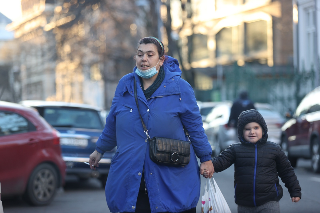 Ioana Tufaru a ieșit la plimbare cu băiețelul ei, Luca