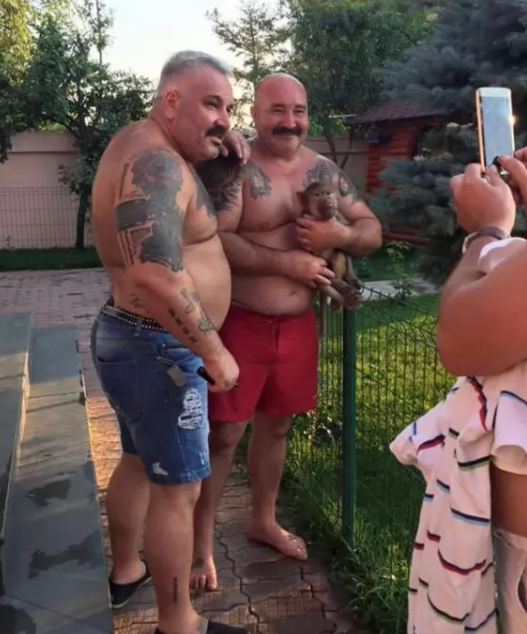 Cum arată vila lui Nuțu Cămătaru din Snagov. Locuiește pe malul lacului alături de Claudia Brazilianca