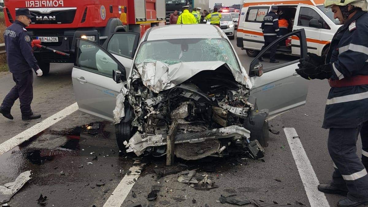 Accident grav pe A1 Bucureşti- Piteşti! Un autotren şi un autoturism s-au ciocnit violent