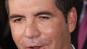Simon Cowell si-a tras vila de 15,5 milioane de dolari in Beverly Hills! Proprietatea are sala de cinema, piscina si seminee in curte