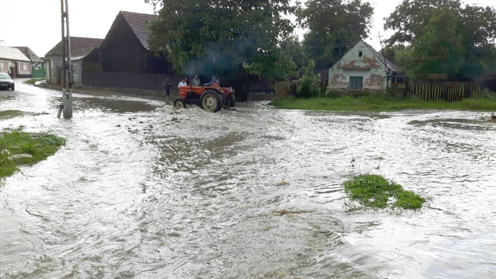 Cod portocaliu de inundații pe râuri din Gorj și Hunedoara