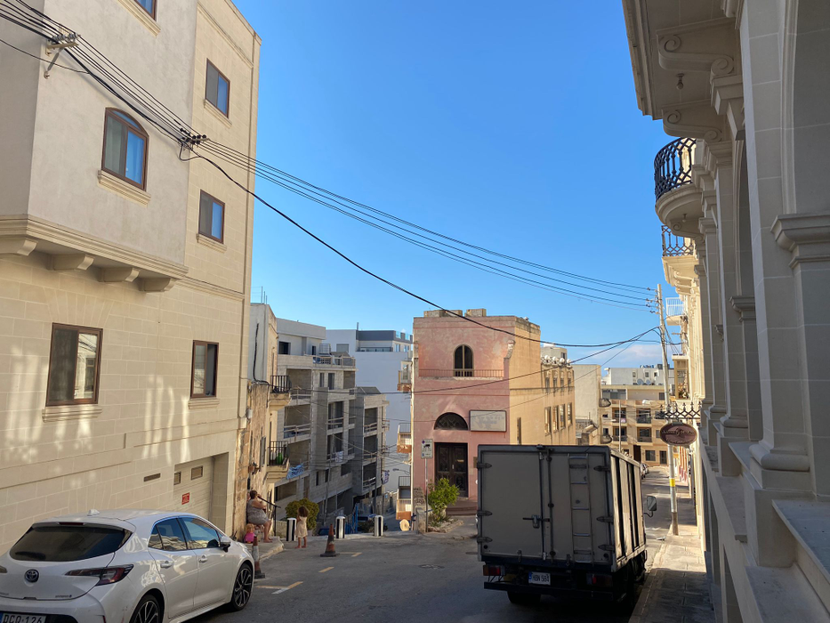Așa arată un concediu de 8.200 lei în Malta! Ce au primit să mănânce doi turiști români în restaurantul unui hotel de 4 stele din Mellieha