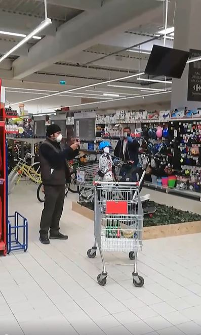 Piele de găină! Clienții dintr-un supermarket au cântat “Hristos a Înviat” în timp ce stăteau la coadă. În ce oraș din România s-a întâmplat | VIDEO