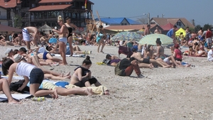Record de turisti pe litoralul romanesc! Vezi cate sute de mii de oameni s-au balacit in mare in weekend!