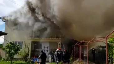 VIDEO. Incendiu violent în Argeș. Flăcările s-au extins rapid de la o anexă la o casă