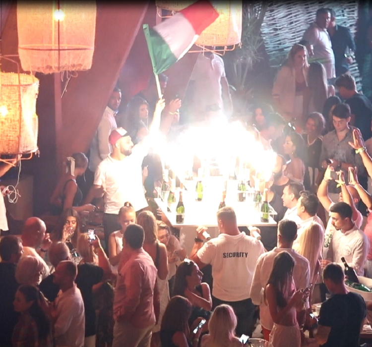 Astea sunt filmările verii în România!  S-a revărsat un fluviu de șampanie scumpă la NUBA Mamaia