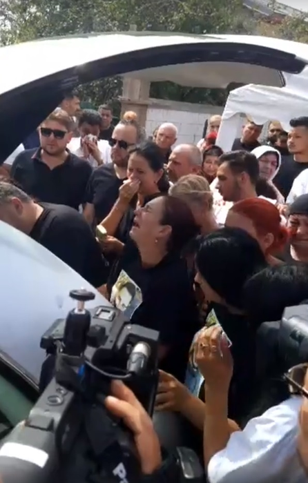 Mama lui Dany Vicol, transfigurată de durere! Ce striga lângă sicriul fiului ei. IMAGINI EXCLUSIVE