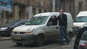 La un pas de bataie in trafic! Ce s-ar fi intamplat daca deschidea geamul?