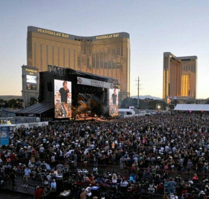 Masacru în Las Vegas! 50 de morţi şi peste 200 de răniţi!