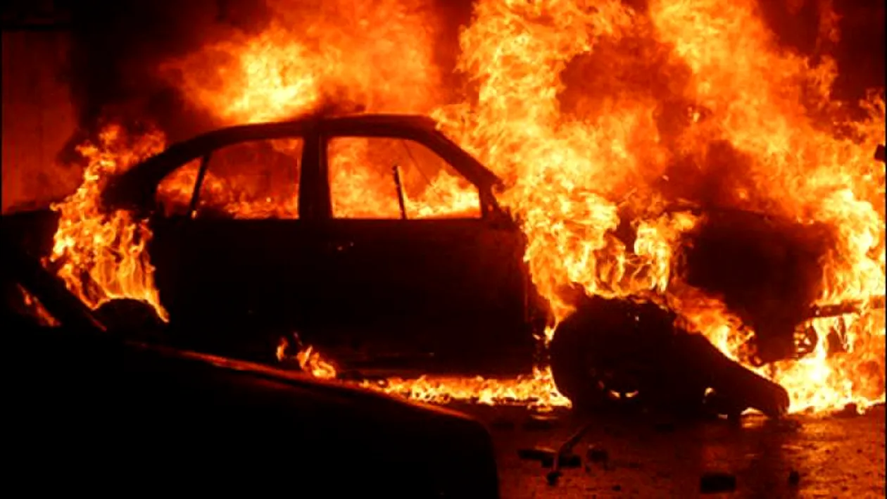 Argeș: Polițiștii verifică dacă un bărbat și-a incendiat mașina după o ceartă cu soția
