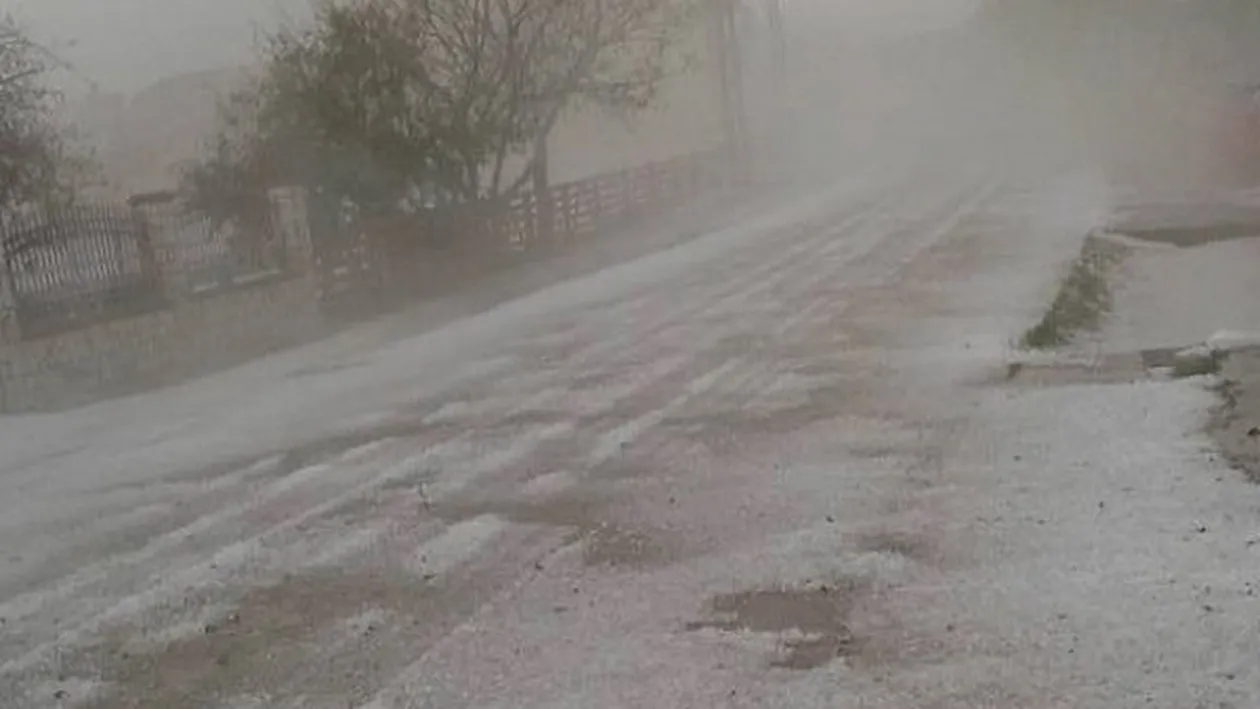 Furtunile cu grindină au făcut prăpăd în judeţul Suceava! Mai multe localităţi au fost acoperite cu gheaţă