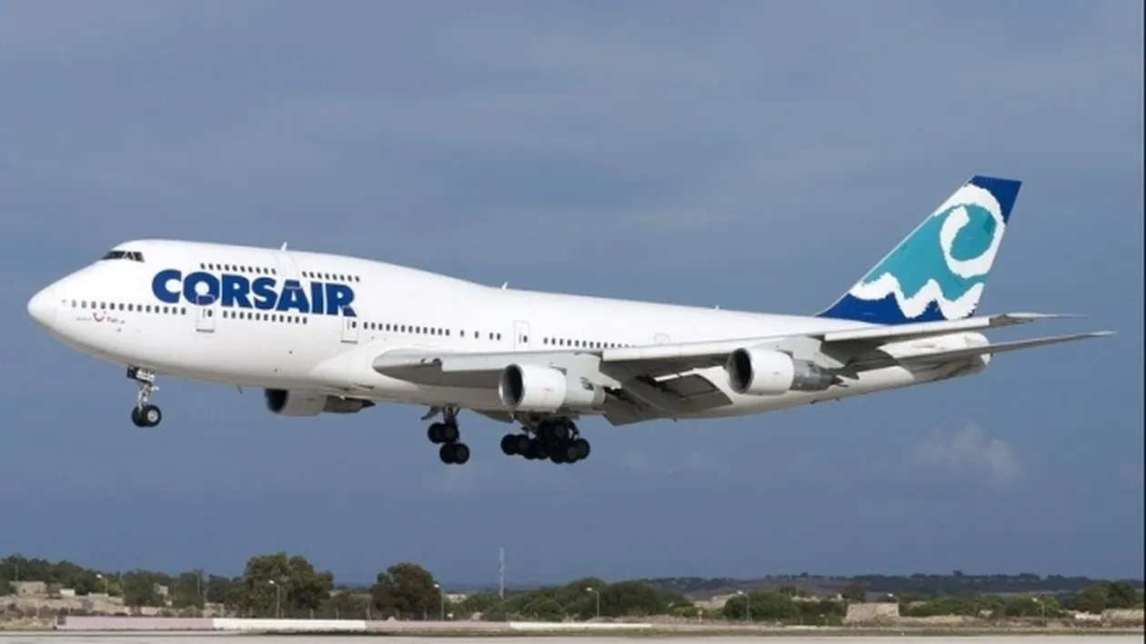 Un avion de pasageri a evacuat zeci de tone de combustibil în Munţii Alpi