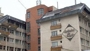 Revoltator! Automat cu dulciuri expirate de cinci ani, la Spitalul de Pediatrie Braşov