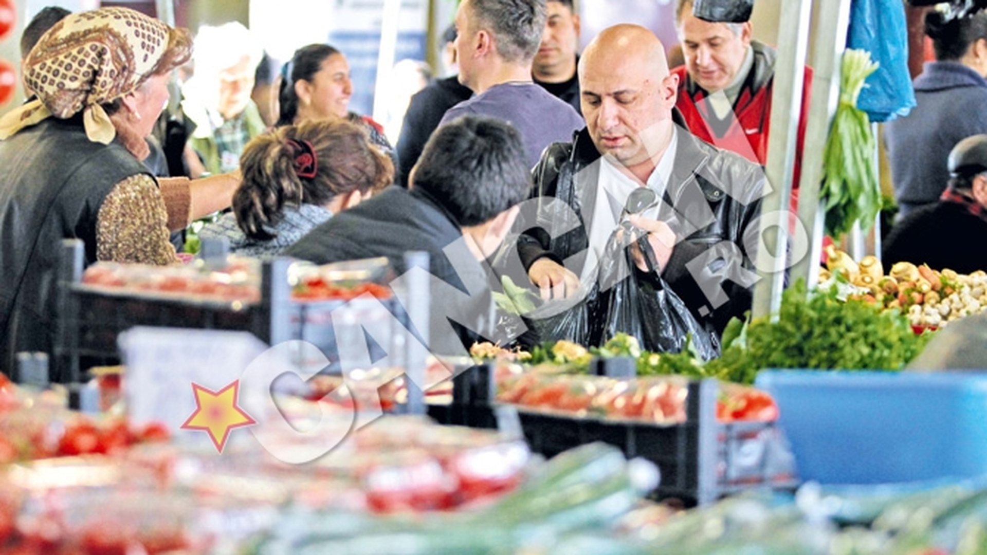 "MasterChef"-ul Catalin Scarlatescu se aprovizioneaza din Obor! Ia uite-l cum se targuieste cu taranii!