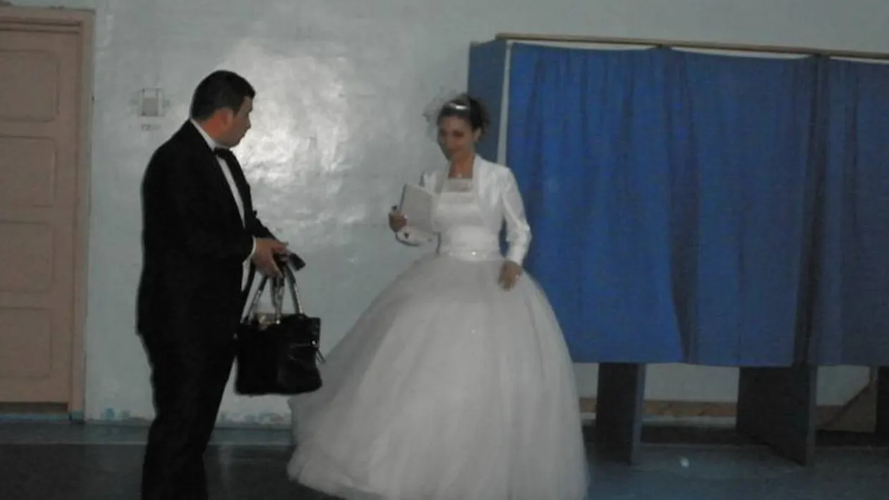 Surpriza totala la o sectie din Galati! O mireasa a votat la prima ora a diminetii, imediat dupa ce a terminat nunta