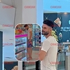 Edward Sanda și-a făcut de cap fără Cleopatra Stratan! Cine l-a făcut să zâmbească la mall