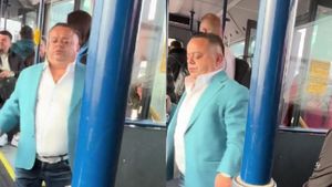 Imagini virale cu Adrian Minune în autobuz. Comentariile internauților i-au amuzat teribil pe români: ”Era îngândurat, repeta poezia pentru serbare”