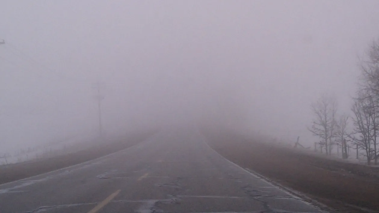 Ceaţă densă pe mai multe drumuri din Buzău, Vaslui şi Vrancea! Atenţionarea poliţiştilor pentru şoferi
