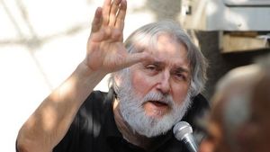 Imagini în premieră. Cum a comemorat familia şapte ani de la moartea lui Adrian Păunescu. I-au umplut mormântul de flori şi...