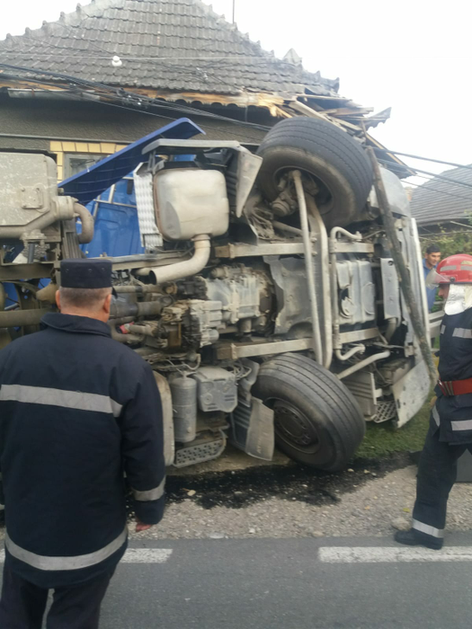 A intrat cu TIR-ul într-o casă! Șoferul se află în stare gravă