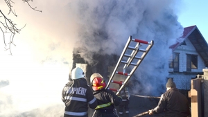 Tragedie în Hunedoara! O femeie a murit în urma unui incendiu izbucnit de la o lumânare