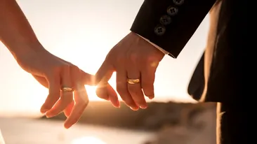 Noua relație care surprinde showbizul! Cântăreața de 49 de ani se vede cu un tinerel frumușel de 28 de ani