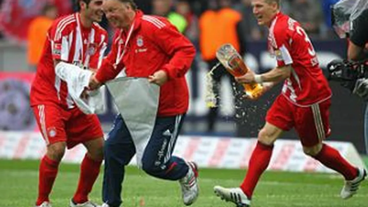 FOTO & VIDEO Van Gaal, fugarit de jucatori la finalul meciului!