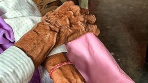 Caz halucinant. O bătrână de 83 de ani a stat închisă 6 zile într-o toaletă. În ce stare a fost găsită de salvatori