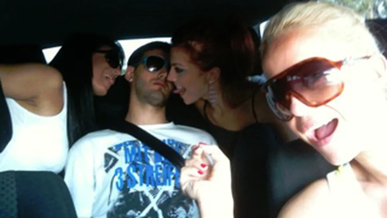 Anda Adam se tine de glume cu dansatorii sai! Uite in ce ipostaza l-a pozat pe un tanar din echipa sa!