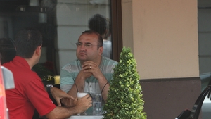 Saftoiu bea apa cu paiu! Cum a fost filmat fostul sef al SIE, in mijlocul zilei, in Bucuresti!