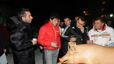 Unde-i chef, hop si el! Cristi Tanase nu rateaza nicio pomana a porcului!