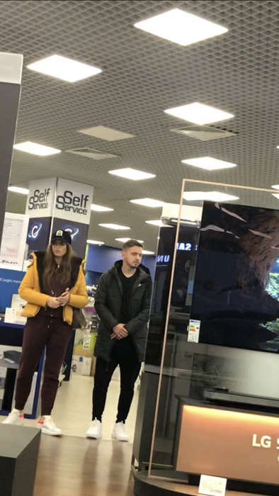 Daniel și Maria, în căutarea unui televizor