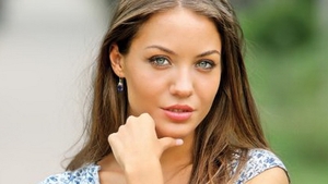 Blestemul "Angelinei Jolie" de Romania! Cum a ajuns sa traiasca acum barbatul pentru care s-a sinucis adolescenta!
