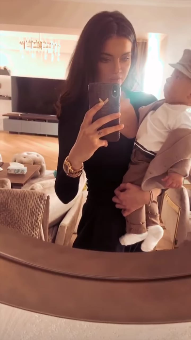 Christina Ich a publicat o filmare adorabilă cu băiețelul ei! Seamănă Noah mai mult cu vedeta sau cu Alexandru Pițurcă?