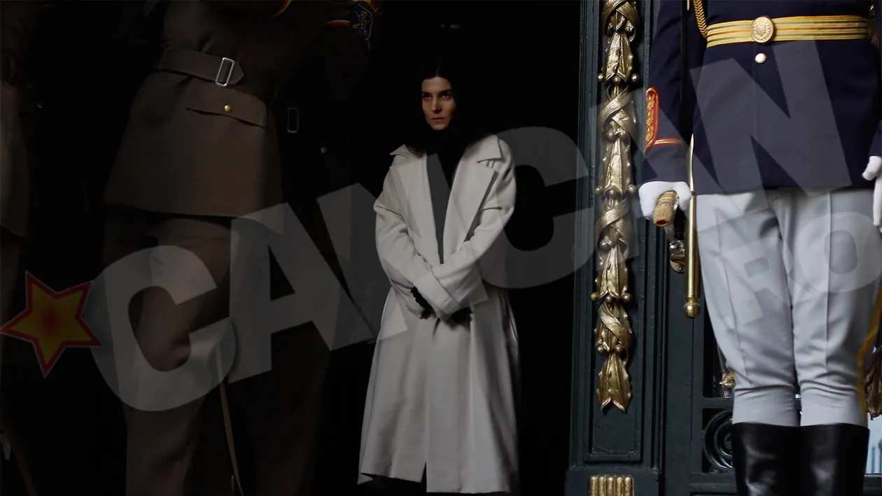 Primele explicaţii despre paltonul alb pe care îl poartă Dana, soţia lui Sergiu Nicolaescu, şi mesajul de pe coroana depusă de ea!