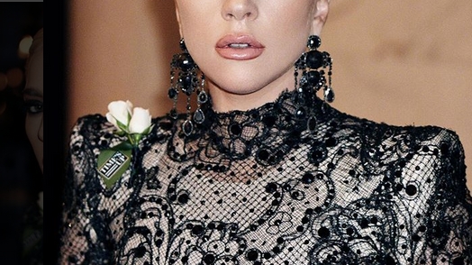 Lady Gaga, apariţie spectaculoasă la premiile Grammy! Stai să vezi cum arată rochia vedetei de la spate. Îţi taie respiraţia!