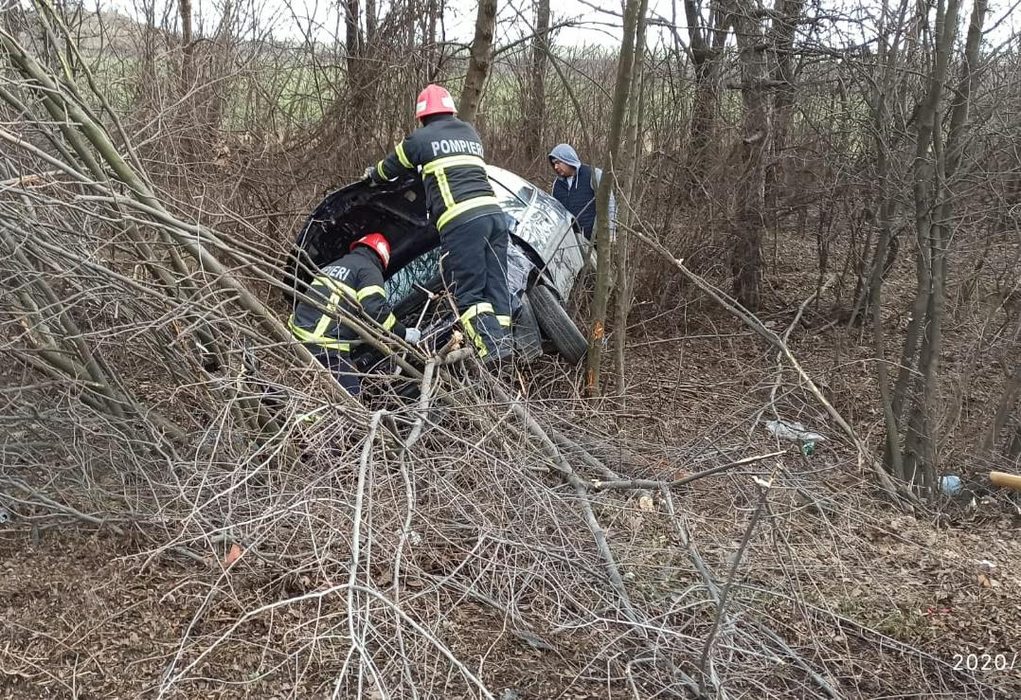 Un bărbat de 74 de ani a provocat un accident violent în Constanța! Mașina s-a răsturnat, iar șoferul și pasagera au ajuns la spital