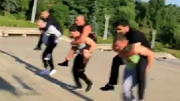 Cum traiesc baietii rai de Bucuresti?! Vin cu masini de sute de mii de euro in parcul Carol ca sa faca fitness - Vezi cum se antreneaza pe trepte si in zona de joaca pentru copii!