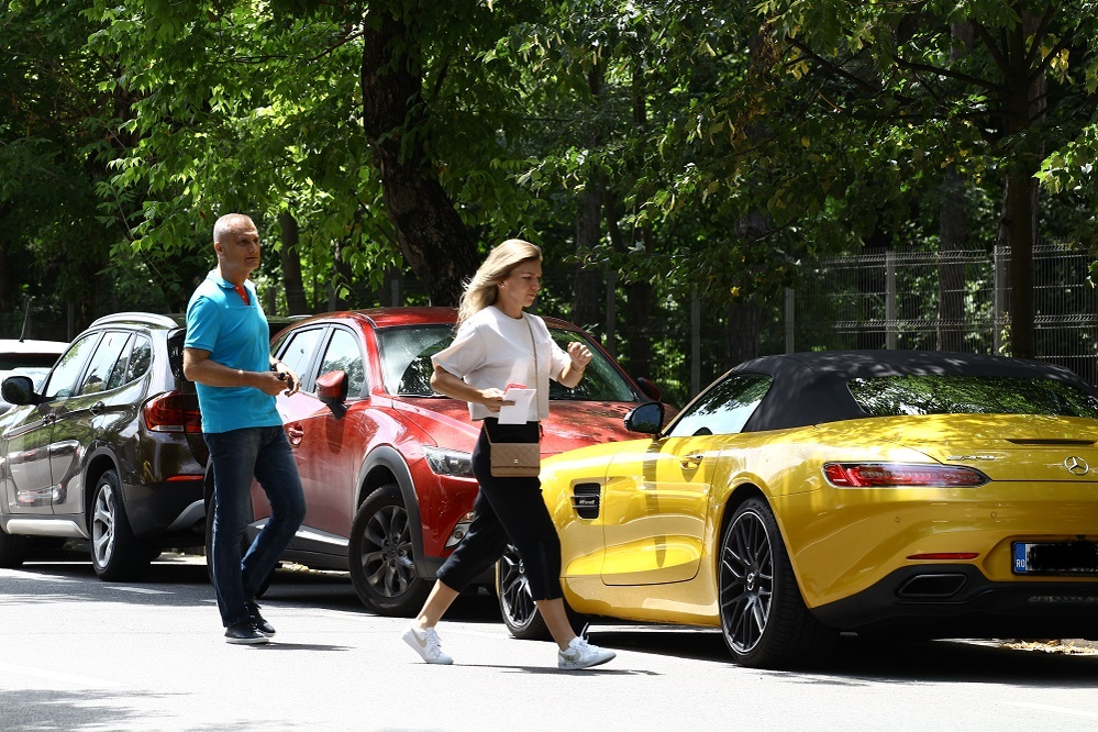 Simona Halep și șoferul ei în timp ce se îndreptau spre bolidul de lux