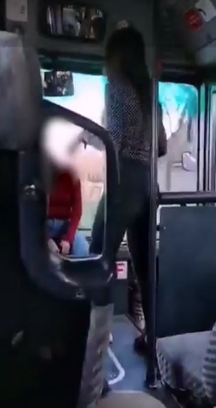 Imaginile zilei | Mai multe tinere din Lugoj au fost filmate în timp ce dansează pe manele, pe bordul unui autobuz. S-a lăsat cu amenințări: ”Au spus că o aruncă în Timiş, că o omoară”
