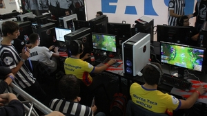 Te-ai astepta arate ca "tocilare", dar nimic nu este mai gresit! Cum arata de fapt cele mai bune gamer-iţe din lume!