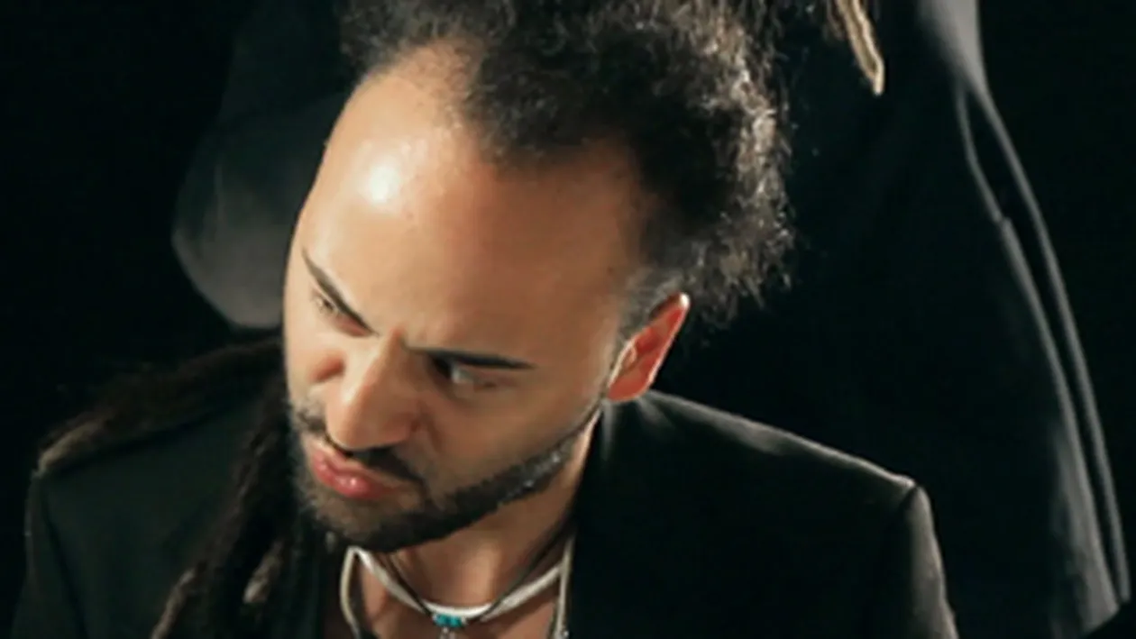 VIDEO Lee More, colegul de trupa al lui Matteo, i-a tuns dreadurile cantaretului