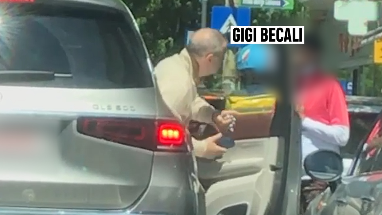 Gigi Becali iese din Maybach-ul de 220.000 de euro