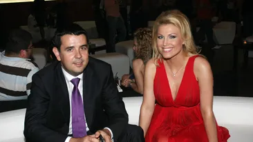 Tablou de familie! Cristina Rus, sotul milionar, baietelul lor si bona filipineza s-au pus la patru ace pentru o plimbare in parc!