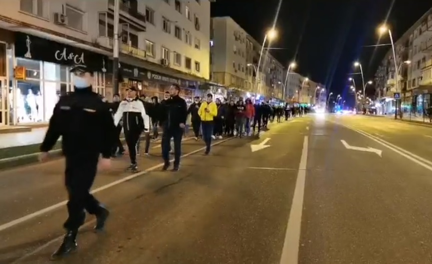Mai mulți băcăuani au protestat la spital față de măsurile anti-COVID