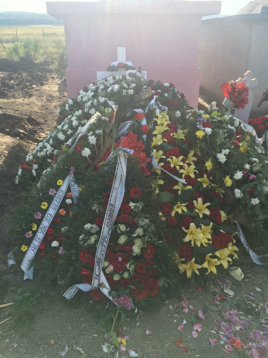 Imagini emoţionante. I-au acoperit mormântul cu flori!