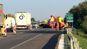 Accident grav în Slovacia. Cinci români răniţi, după ce un microbuz din România s-a lovit cu un camion